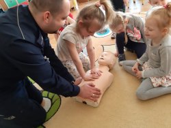 Policjanci uczyli dzieci pierwszej pomocy przedmedycznej